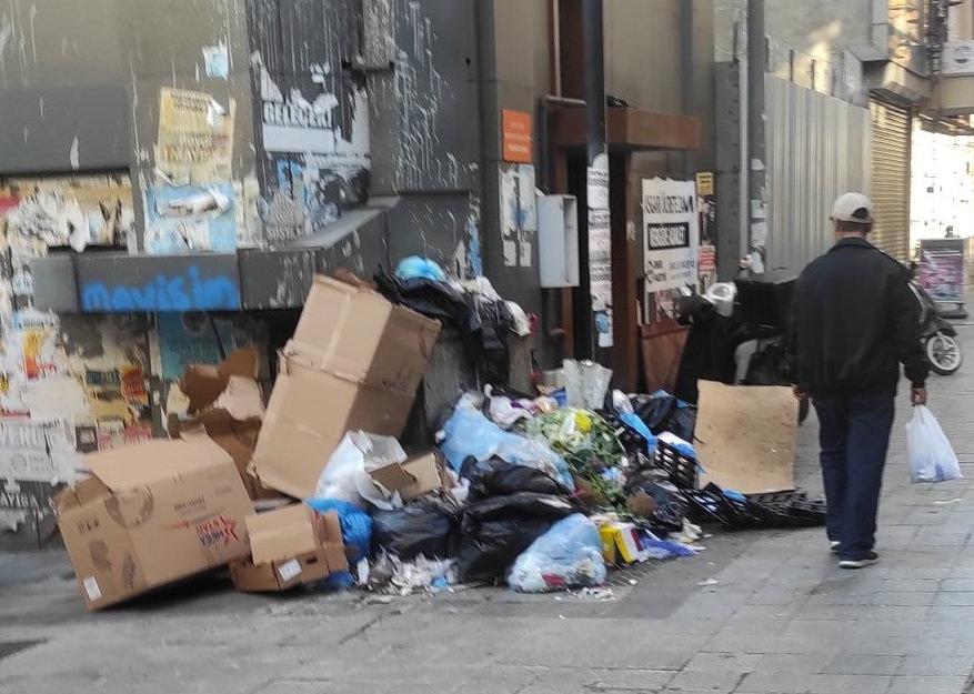 Gün ağarınca çöplerin cadde boyunca biriktiği ve yığın oluşturduğu görüldü.