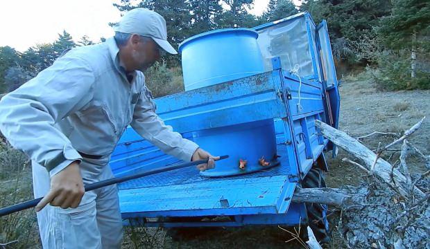 Anadolu irfanı bu olsa gerek: Kuşlar için varille su taşıyor