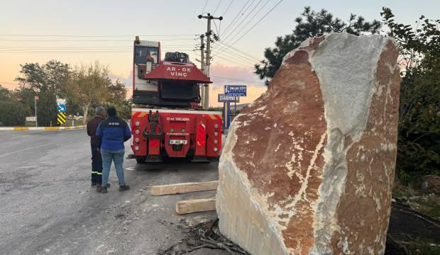 Balıkesir'de 12 tonluk mermer blok, yola düştü