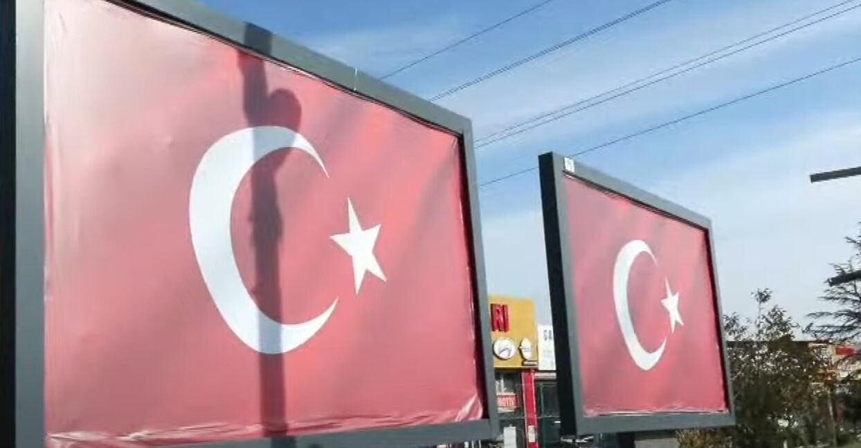 Esenyurt bilbordlarında gösterilen Türk bayrakları