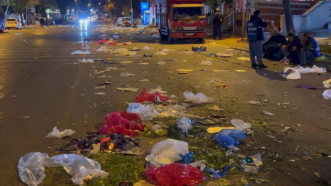 Atalar Mahallesi'ndeki semt pazarının dağılmasının ardından çöpler toplanmadı. Rahmanlar Caddesi'nde çöpler yolda kaldı.