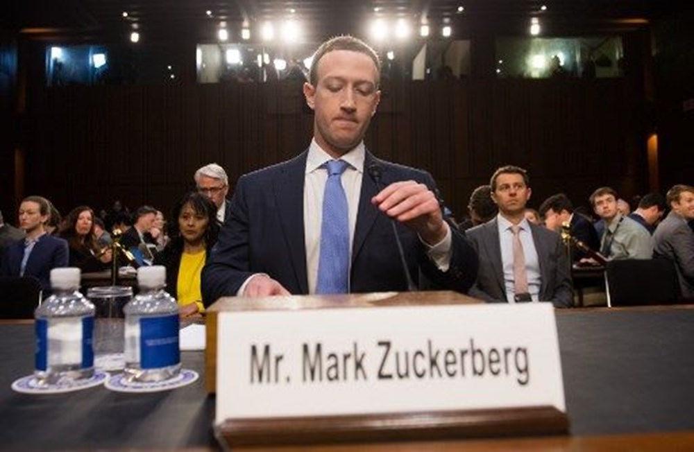 Meta'nın (Facebook) kurucusu ve Üst Yöneticisi (CEO) Mark Zuckerberg, şirketin veri sızıntısı skandalıyla ilgili ABD Senatosunda ifade verirken.