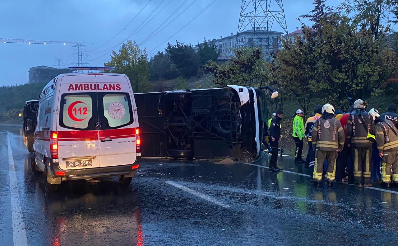 İstanbul Esenler’de yolcu otobüsü devrildi. (Kaynak: AA)