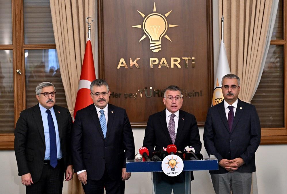 AK Parti TBMM Grup Başkanı Abdullah Güler (sağ 2), meclis AK Parti grubunda basın toplantısı düzenledi.