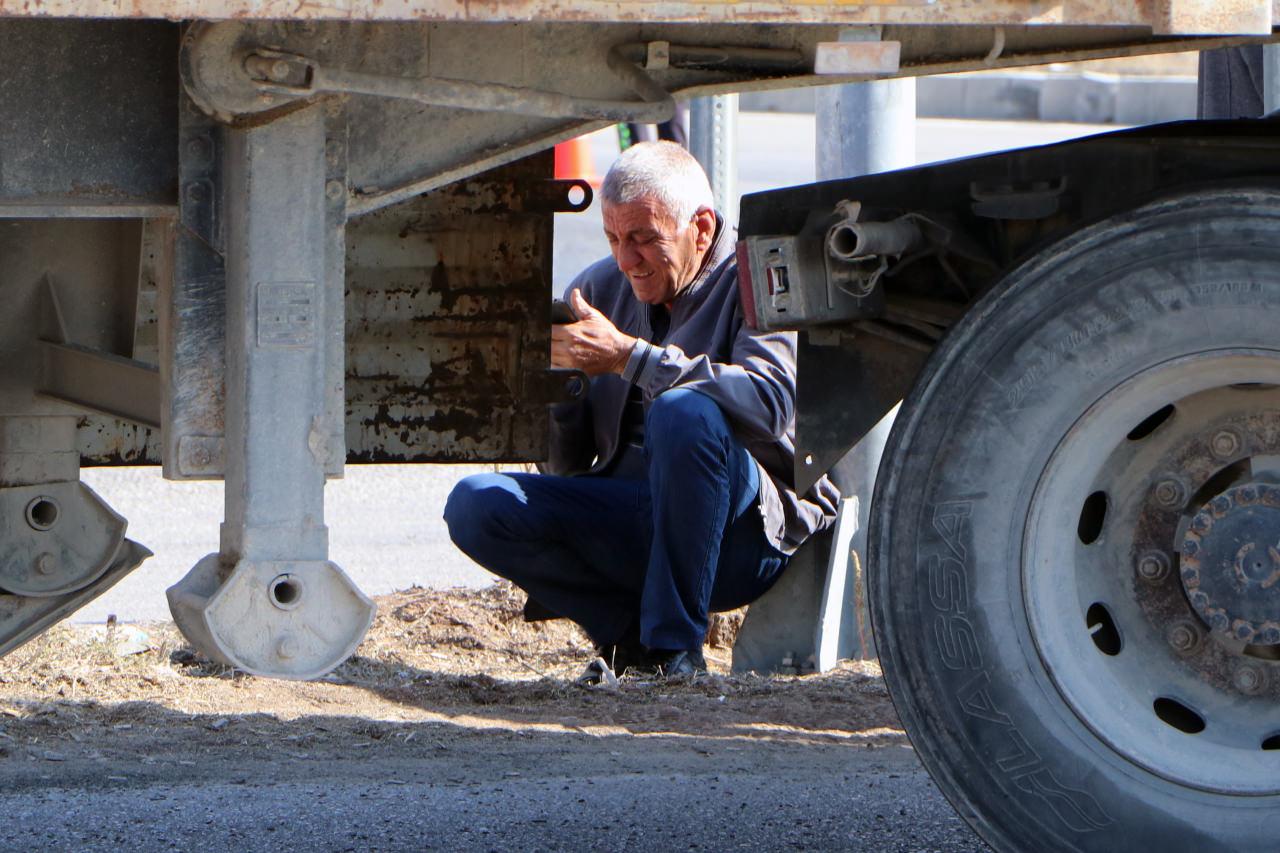 Hayatını kaybeden kadının yakınları, olay yerinde gözyaşı döktü. 