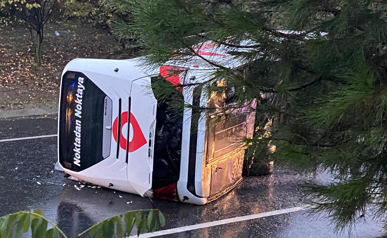 Yolcu otobüsü devrildi. (Kaynak: AA)