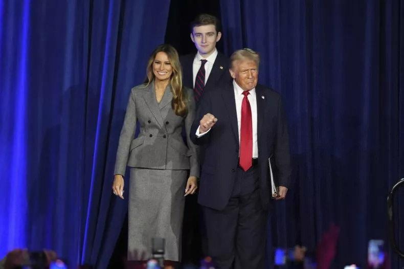 Donald Trump ve Melanie Trump, oğulları Barron'la seçim zaferini sahnede kutlarken.