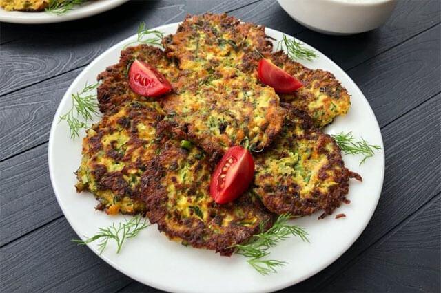 Klasik mücver kabak tadı verdi! Sevmeyeni bile bağımlısı yapacak kıymalı kabak mücver tarifi