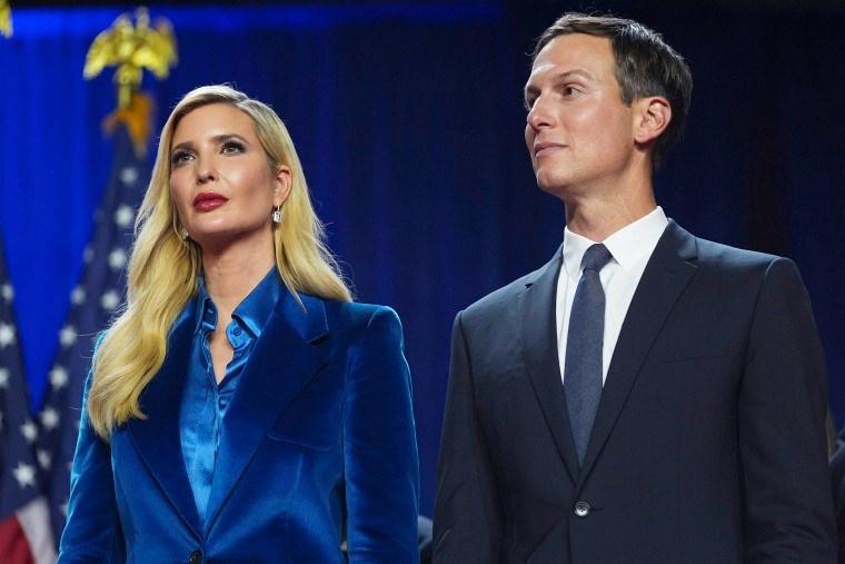 Ivanka Trump ve Jared Kushner, Trump'ın ikinci döneminde babalarının seçim zaferi konuşmasını dinlerken.