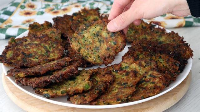 Klasik mücver kabak tadı verdi! Sevmeyeni bile bağımlısı yapacak kıymalı kabak mücver tarifi