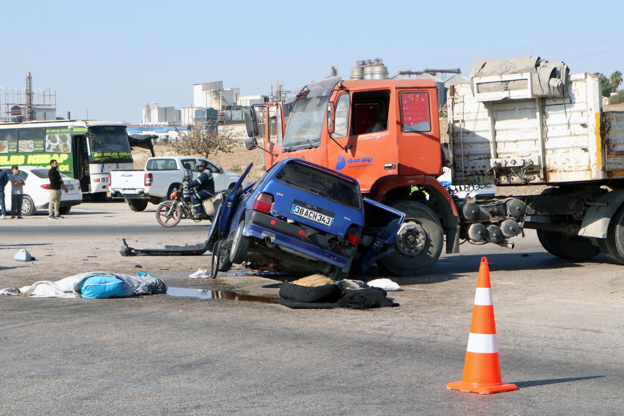 kaza nedeniyle otomobildeki vatandaşlara araçta sıkıştı. 