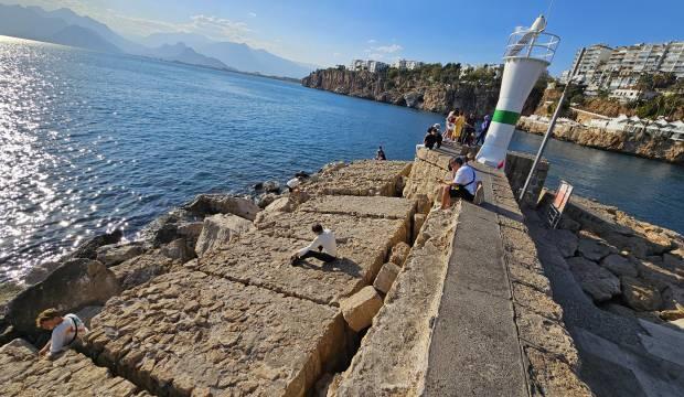 Antalya'da korkutan g&ouml;r&uuml;nt&uuml;: Yat Limanı İskelesi 15 derece eğildi!