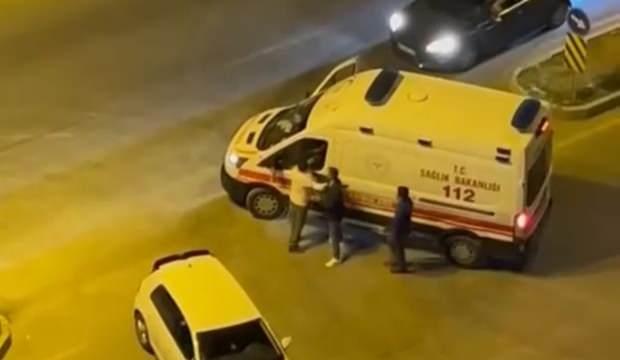 Adana'da "Beni tanıyor musun?" diyerek ambulans camını yumrukladı 