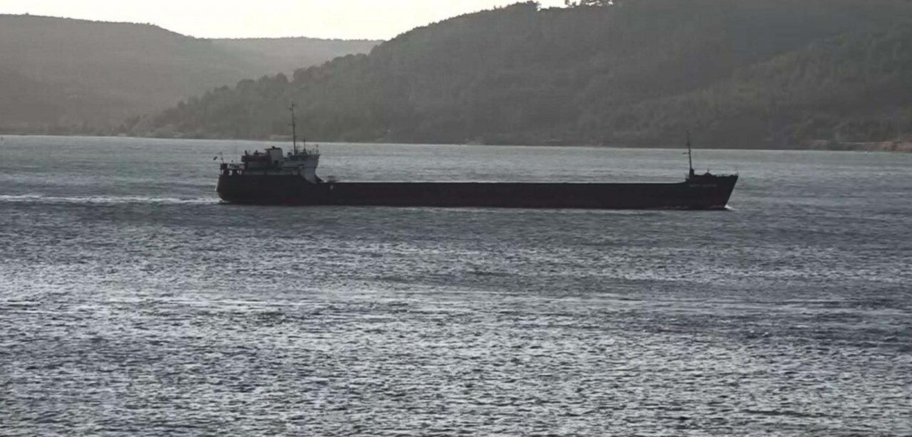 Çanakkale Boğazı'nda fırtına ve kuvvetli akıntı nedeniyle kapatılan gemi trafiği, yeniden açıldı. 