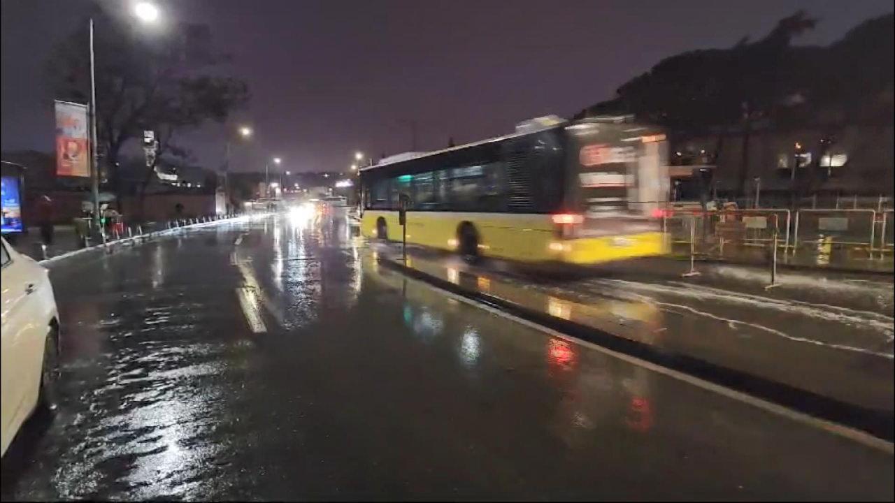 İstanbul'da sağanak yağış başladı. (Kaynak:AA)