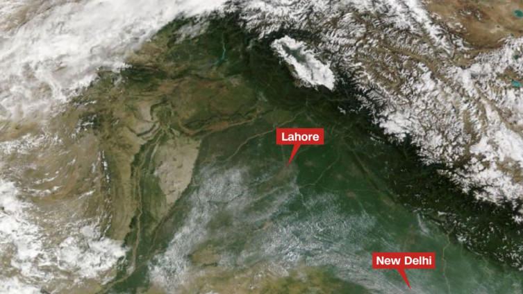 NASA Worldview uydu görüntüleri, 10 Kasım 2024'te Pakistan'ın Pencap eyaleti ve Kuzeybatı Hindistan'ın bazı bölgelerinde yoğun smog olduğunu, aynı bölgenin 31 Ağustos 2024'teki durumu ile karşılaştırıldığında gösteriyor.