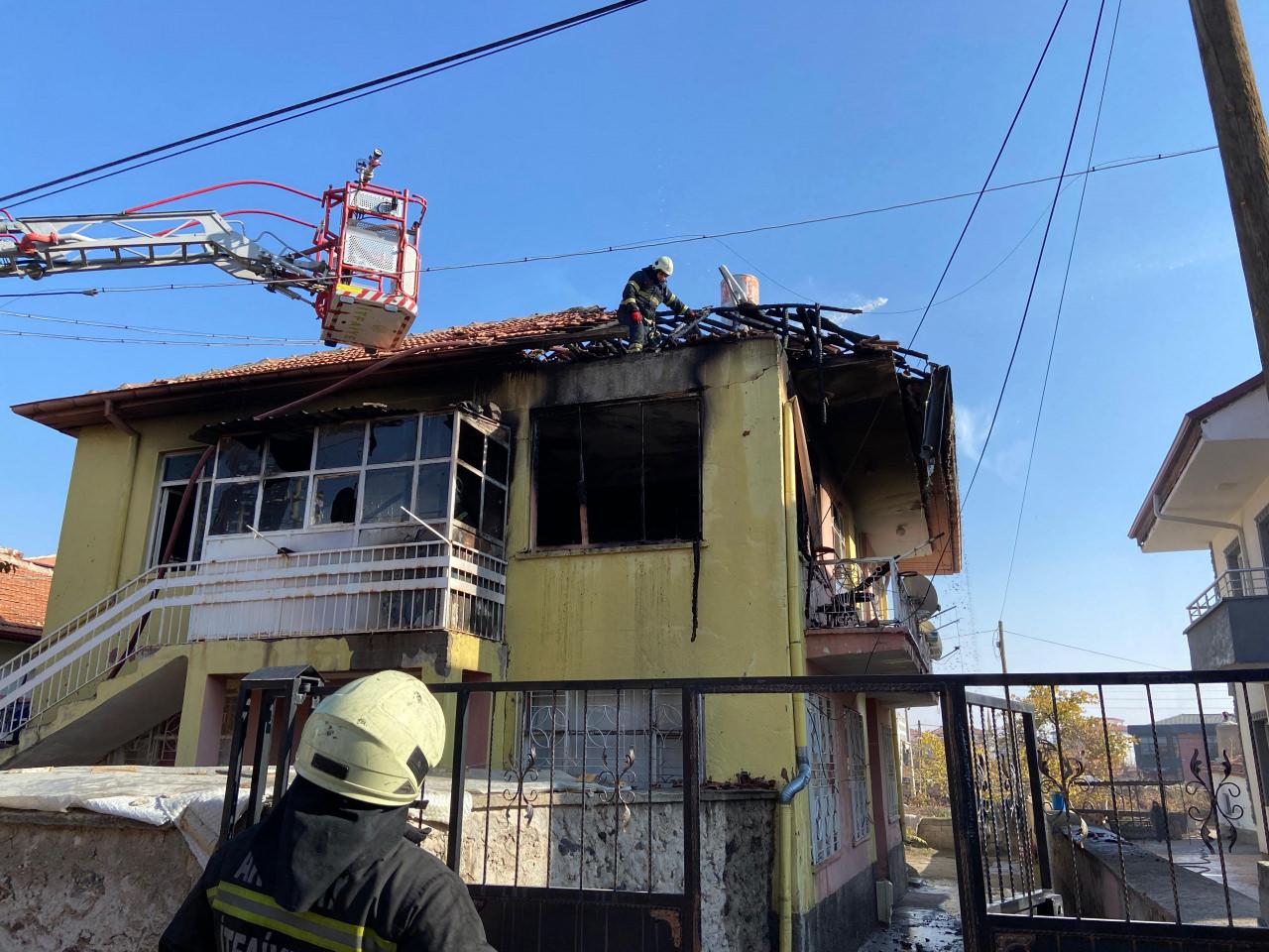 Çıkan yangına itfaiye ekipleri müdahale etti. 