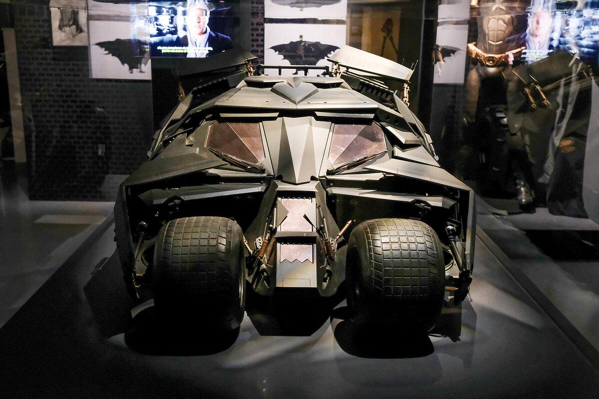 Paris'te açılan DC Comics sergisinde bir batmobil