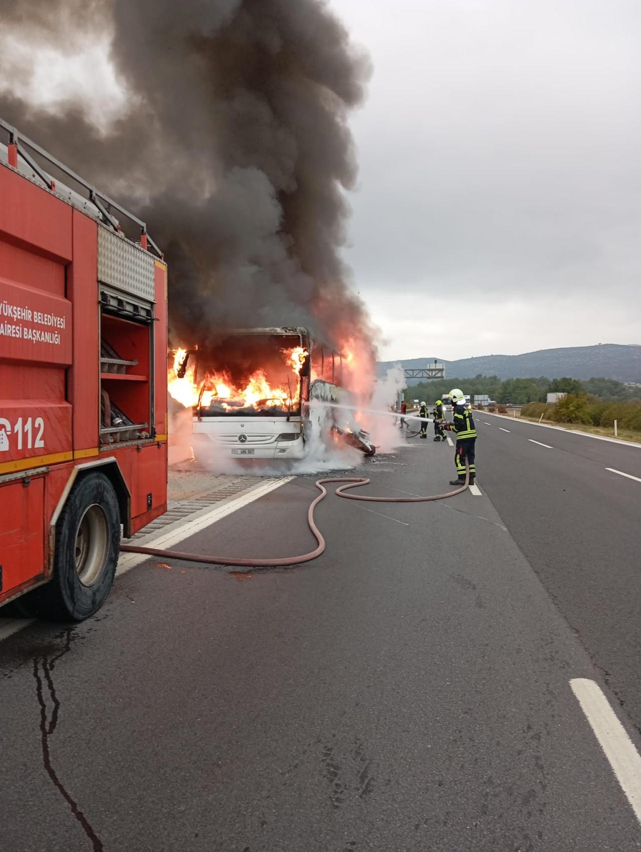 Yolcu otobüsü otobanda adeta alev topuna döndü. 