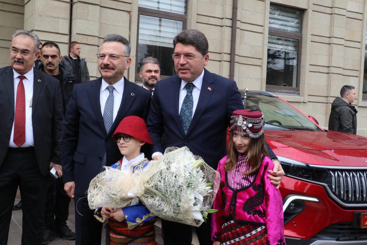 Bakan Tunç'un Eskişehir Valiliği önündeki görüntüleri