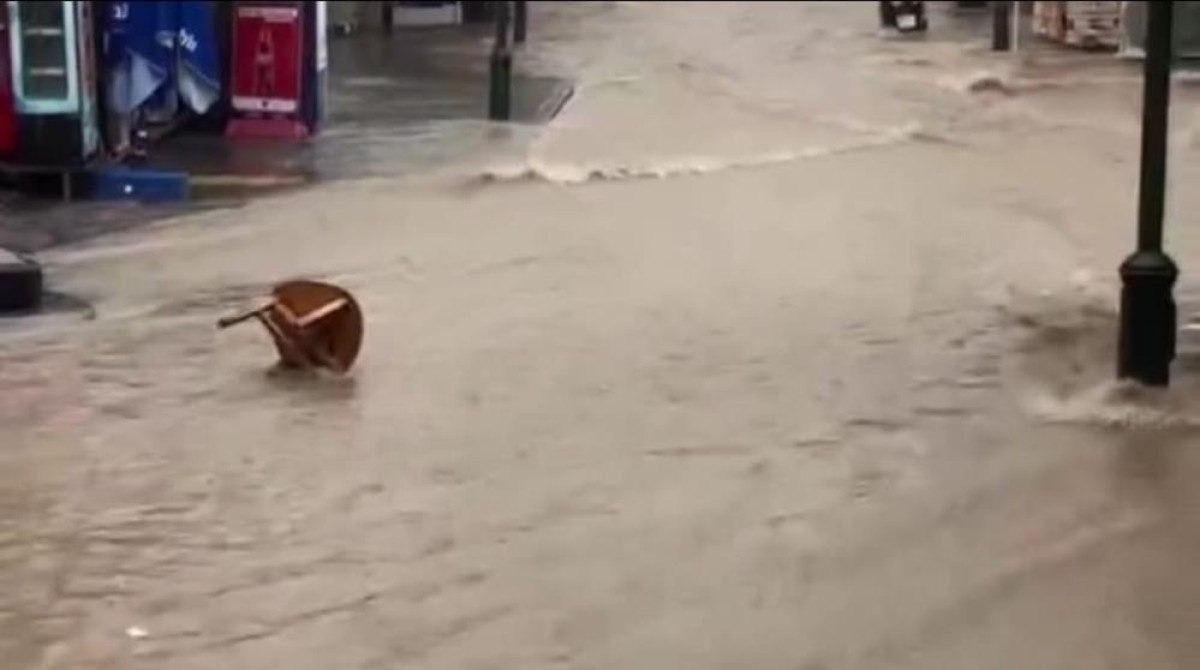 Çeşme'de caddeler göle döndü, masa ve sandalyeler akıntı ile sürüklendi