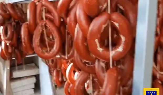 Afyonkarahisar'da bozulmuş ve etiketi değiştirilmiş kilo kilo sucuk ele geçirildi!