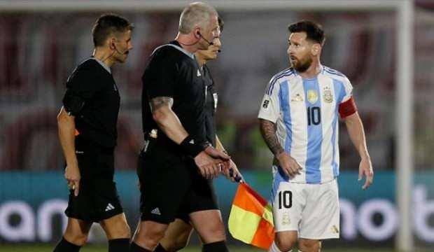 Arjantin yenildi! Lionel Messi öfkesini hakemden çıkardı