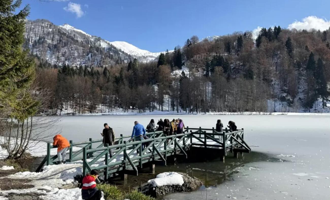 Sonbahar manzaralarının zirveye ulaştığı yer: Borçka Karagöl Tabiat Parkı