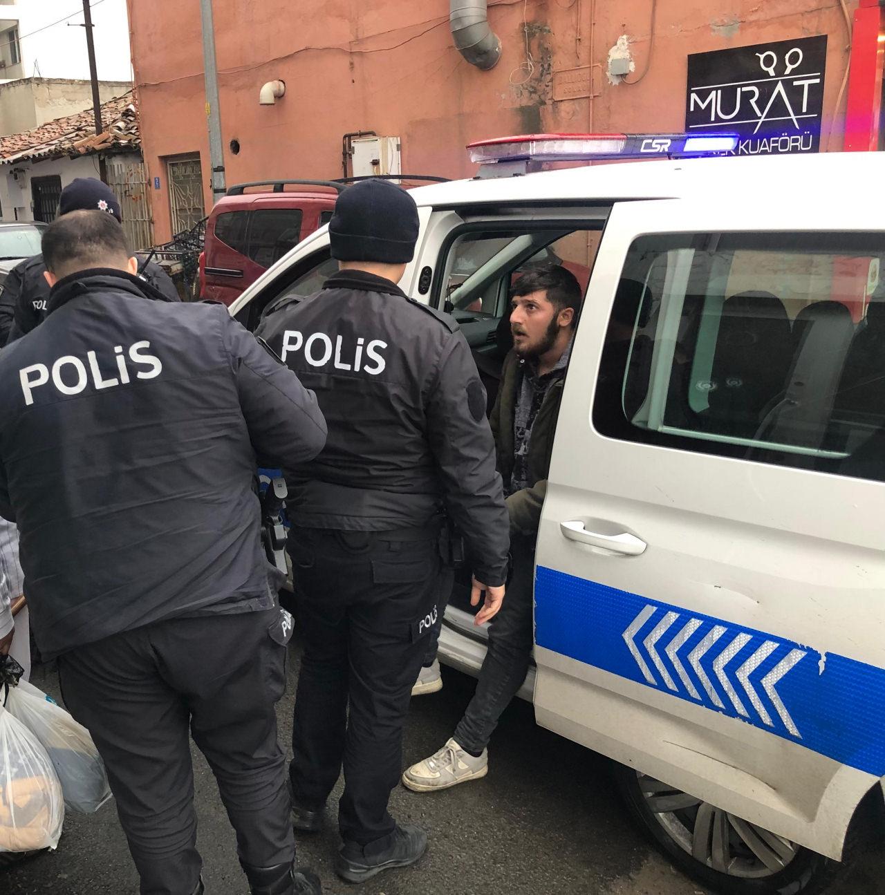 B.Ö.’nün karakola götürülmesi için polis aracına bindirildiği anlar