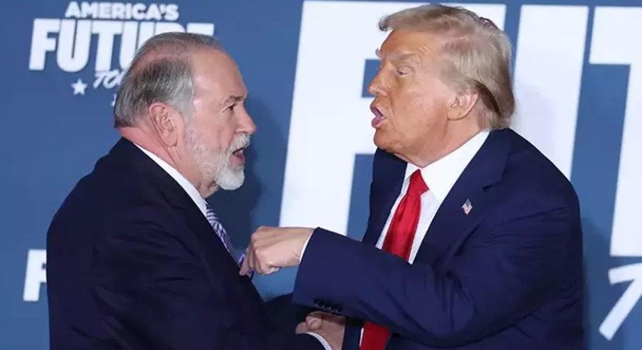 Donald Trump ve Mike Huckabee