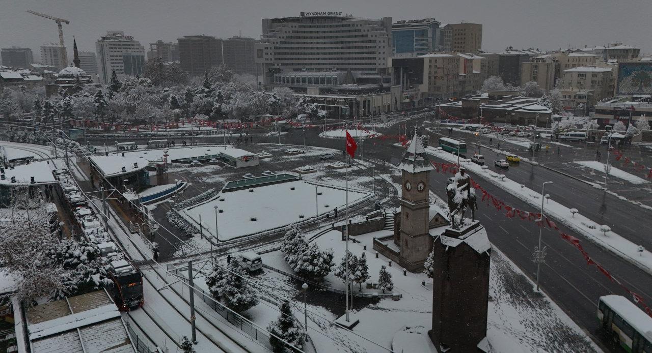 Kayseri'de kar yağışı etkili oldu.