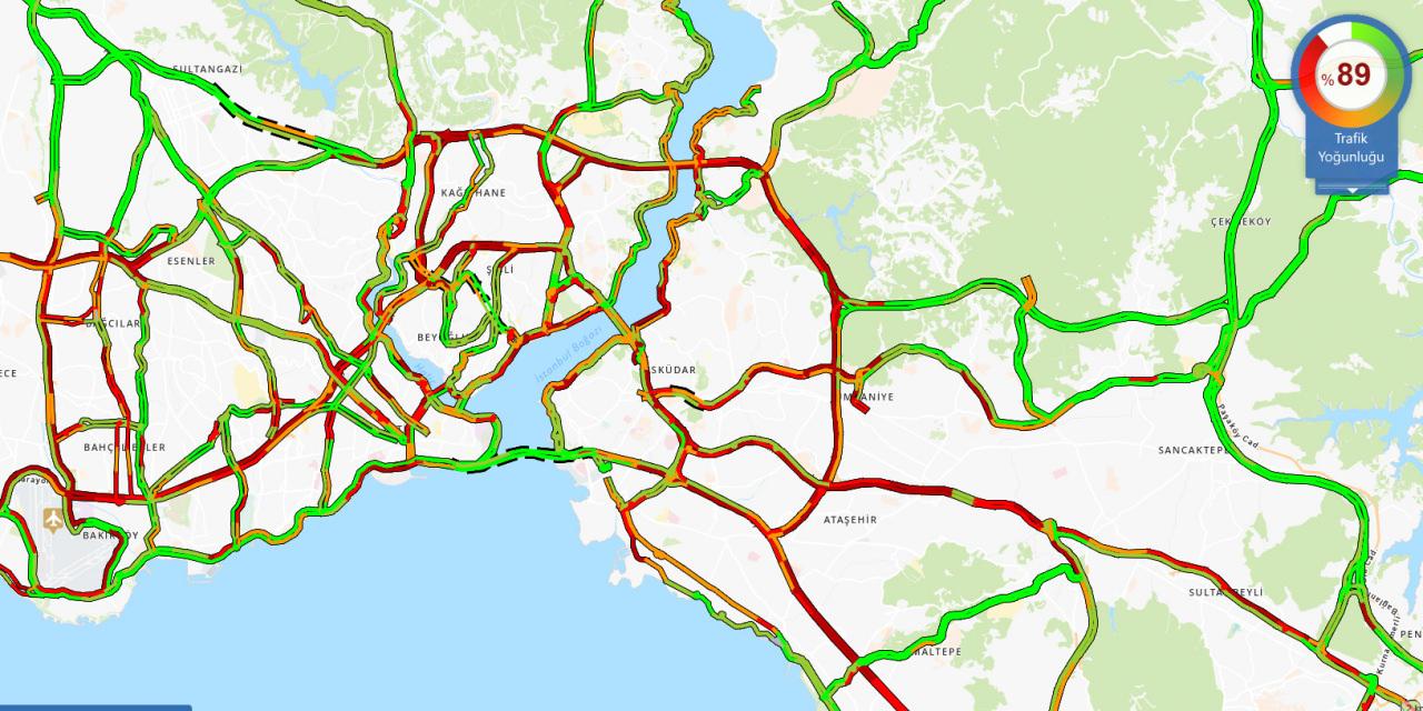 Saat 17.05'te İstanbul'da trafik yoğunluğu yüzde 83 olarak ölçüldü.