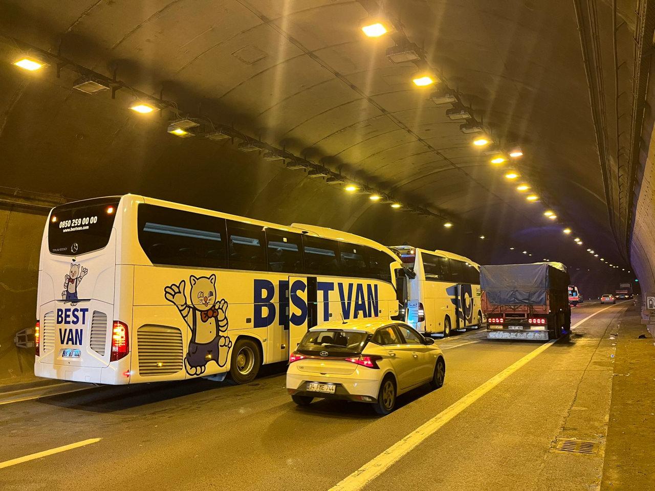 2 yolcu otobüsü ve TIR, Korutepe Tüneli'nde çarpıştı. 