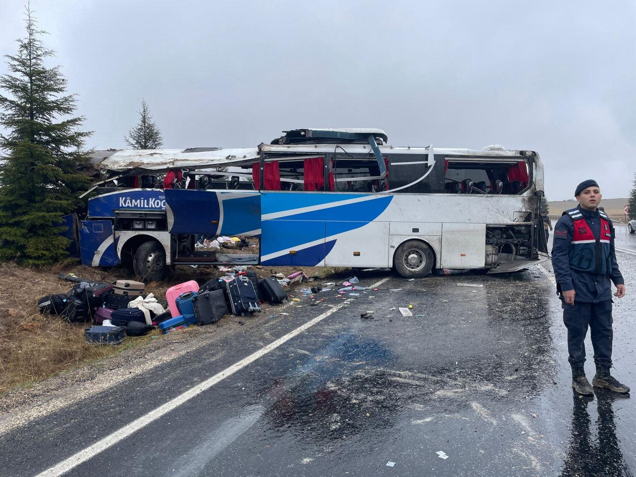 Eshişehir'de seyir halinde olan yolcu otobüsü, devrildi.