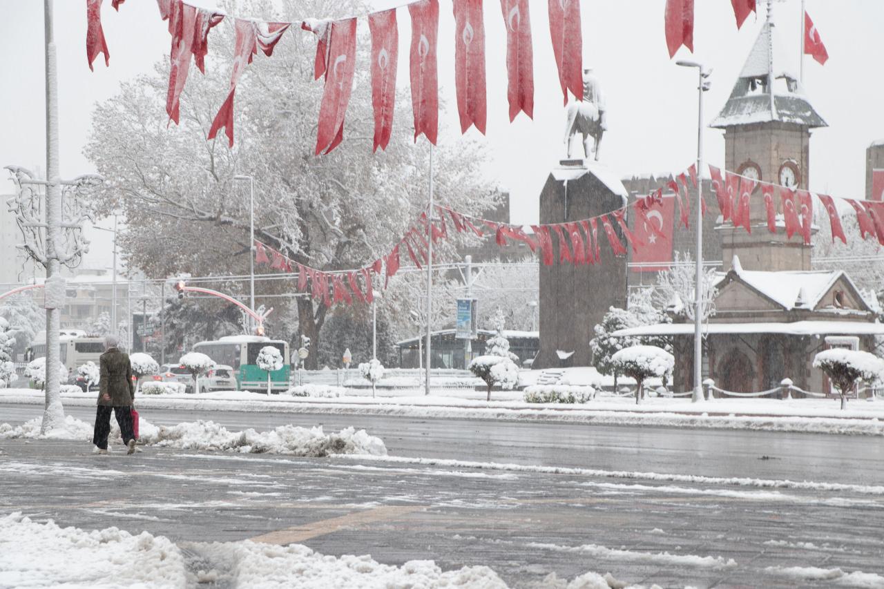 KAYSERİ'de etkili olan kar yağışı ile birlikte kent merkezi beyaz örtüyle kaplandı.