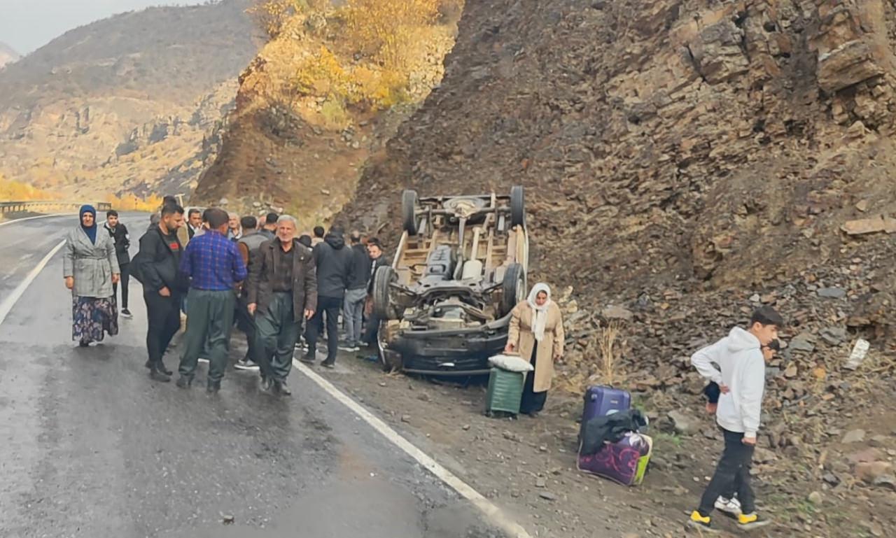 Direksiyon hakimiyetini kaybeden minibüs, kaza yaptı. 