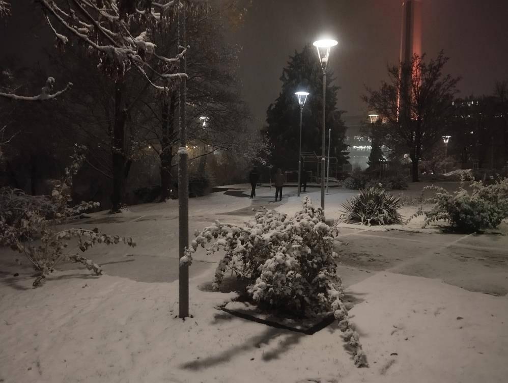 Ankara'da mevsimin ilk karı yağdı. Akşam saatlerinde başlayan kar yağışının ardından vatandaşlar karın keyfini çıkarmak için sokaklara çıktı. Kuğulu Park, Seğmenler ve Atakule gibi Ankara'nın sembol yerlerinde Ankaralılar aileleriyle beraber karın keyfini çıkardı. Kar yağışı ile birlikte araç sürücüleri trafikte zor anlar yaşasa da özellikle çocuklar kar ile oynayarak yağışın tadını çıkardı.