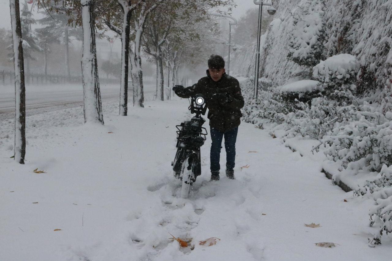 Yozgat'ta etkili olan yoğun kar yağışı hayatı olumsuz etkiledi. 