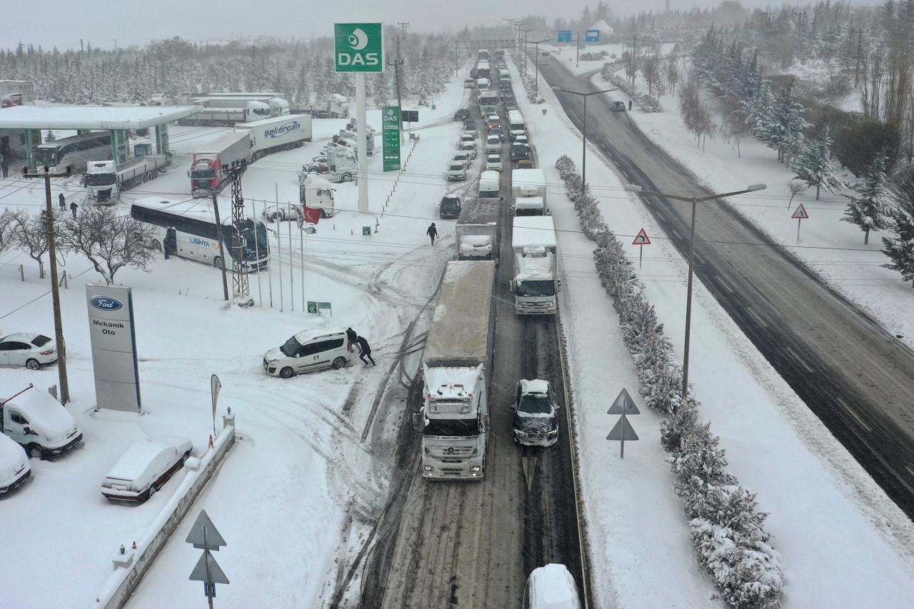 Nevşehir-Aksaray kara yolu kar ve tipi nedeniyle ulaşıma kapandı