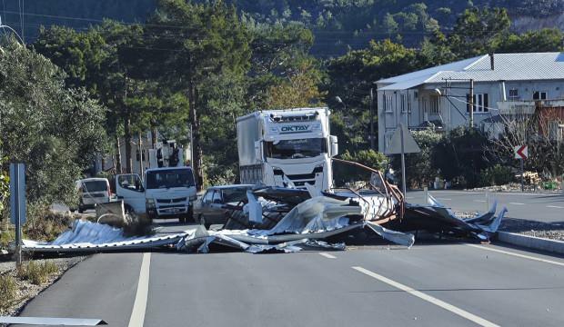 Mersin'de iş&ccedil;ilerin kaldığı tesiste &ccedil;atılar u&ccedil;tu: 1 &ouml;l&uuml;, 1 yaralı 