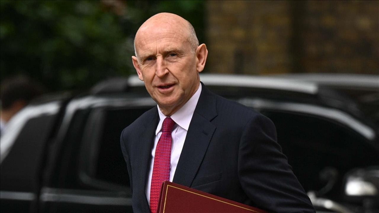 İngiltere Savunma Bakanı John Healey