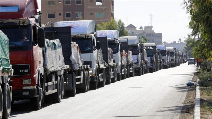 Sınırda geçiş izni bekleyen tırlar