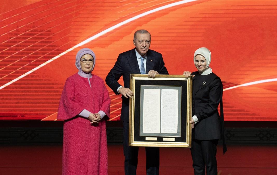 Cumhurbaşkanı Recep Tayyip Erdoğan ve eşi Emine Erdoğan, Beştepe Millet Kongre ve Kültür Merkezi'nde düzenlenen "Kadına Yönelik Şiddete Karşı Uluslararası Mücadele Günü" programına katıldı. Programda, Aile ve Sosyal Hizmetler Bakanı Mahinur Özdemir Göktaş da yer aldı.