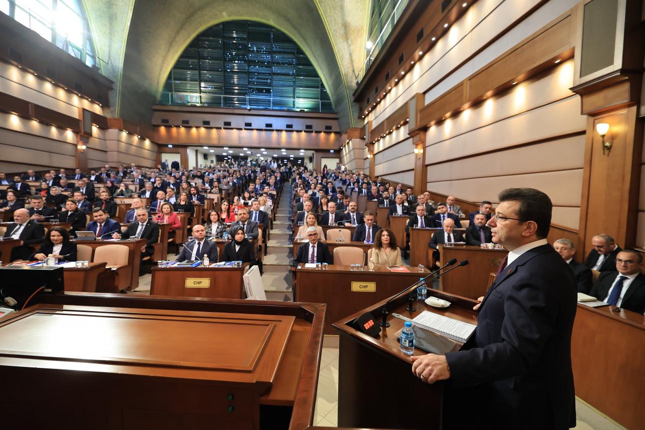 İstanbul Büyükşehir Belediye Başkanı Ekrem İmamoğlu, Saraçhane'deki belediye binasında gerçekleştirilen İBB Meclisinin kasım ayı altıncı birleşimine katılarak 2025 yılı bütçesini sundu.