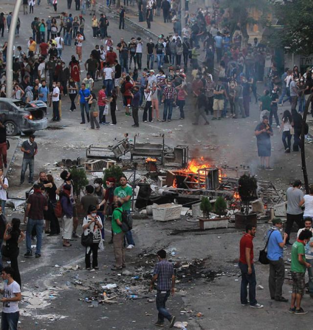 Gezi olayları sırasında Taksim'de polisle çatışan halk ortalarında yanan ve arabalar