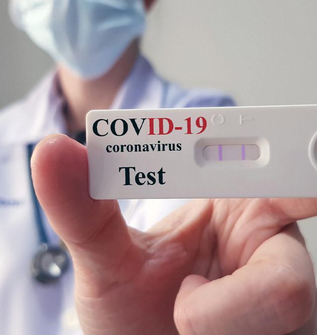 Elinde Covid19 testi tutan doktor