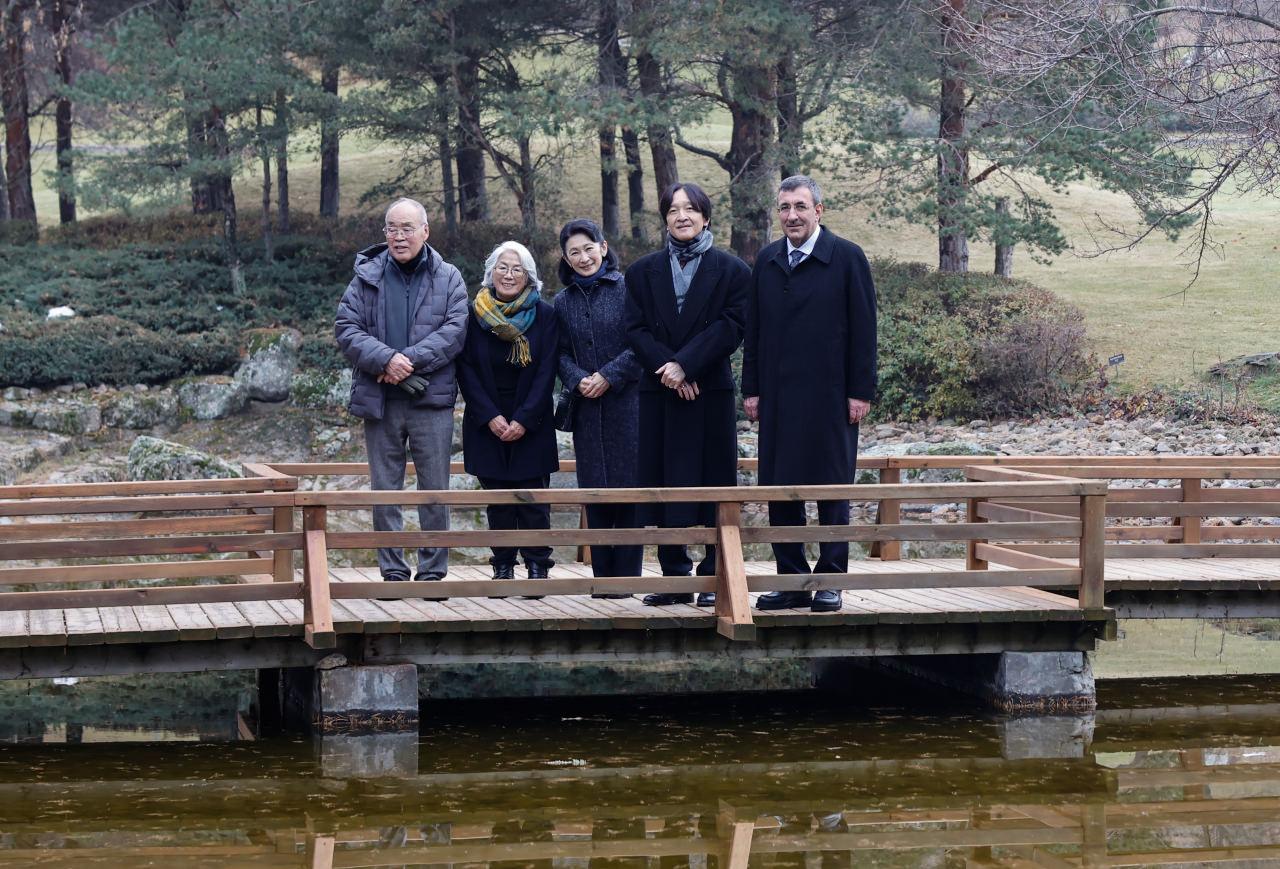 Japonya Veliaht Prens ve Prensesi Akishino ile Cumhurbaşkanı Yardımcısı Cevdet Yılmaz (sağda), Kırşehir'de Japon Anadolu Arkeoloji Enstitüsü ve Japon Bahçesi'ni ziyaret etti.