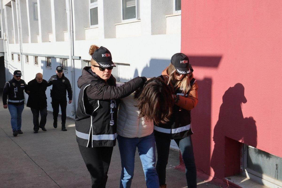 Şüphelilerin adliyedeki işlemleri için götürüldüğü anlar