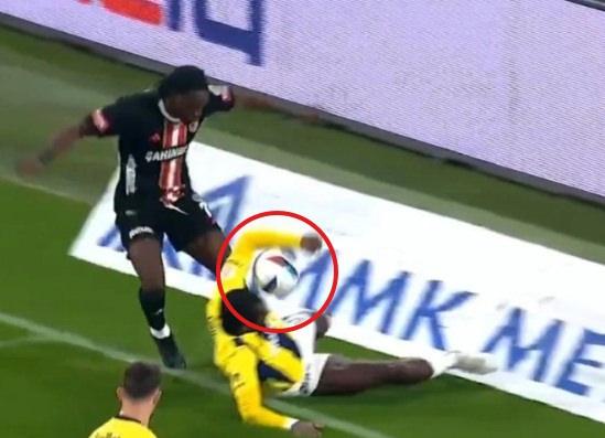 Görüntü beIN SPORTS'tan alındı / Osayi Samuel pozisyonu