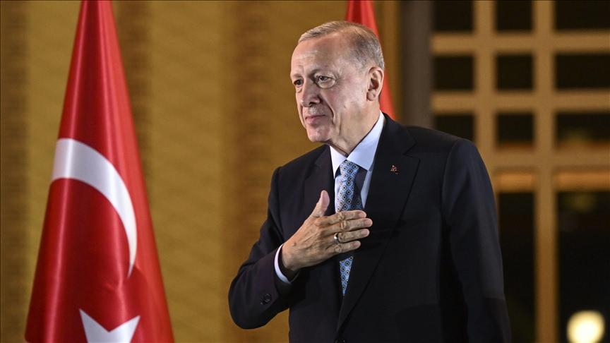 Cumhurbaşkanı seçildikten sonra Recep Tayyip Erdoğan halkı selamlıyor